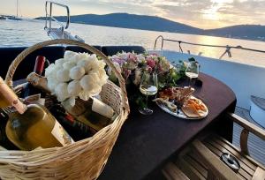 ein Tisch mit einem Korb voller Speisen und Wein auf einem Boot in der Unterkunft Luxury Yachts Istanbul in Istanbul
