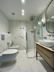 Un baño con dos lavabos y una ducha. en CAPTAIN's HOUSE, en Altea