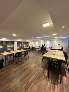 a room with tables and chairs and people in the background at Departamento amoblado con amenities 106 INVERHOME INMOBILIARIA in Cordoba +8 photos