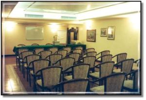 a room with a bunch of chairs in a classroom at Hotel Villa Monica in Prata di Pordenone