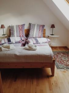 een slaapkamer met een bed met 2 kussens erop bij Bio Ferienwohnung in Dörverden