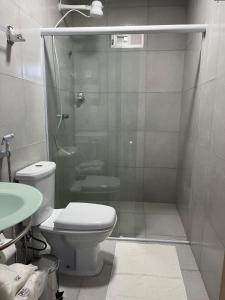 łazienka z prysznicem, toaletą i umywalką w obiekcie Tamandaré Divers Resort w mieście Tamandaré