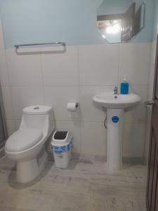 ein Badezimmer mit Toilette und Waschbecken in der Unterkunft Quinta Altagracia in La Unión