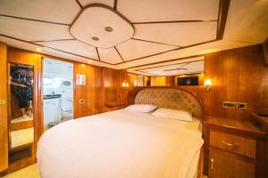 ein Schlafzimmer mit einem großen Bett auf einem Boot in der Unterkunft Luxury Yachts Istanbul in Istanbul