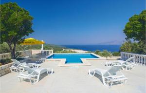Bazén v ubytování Holiday Home Pucisca 15 nebo v jeho okolí
