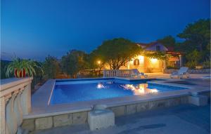Bazén v ubytování Holiday Home Pucisca 15 nebo v jeho okolí