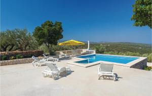Bazén v ubytování Holiday Home Pucisca 15 nebo v jeho okolí