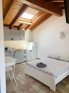 - une cuisine avec un lit et une table dans une chambre dans l'établissement Casa Cleopatra I, à Bergame