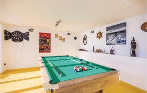 Bàn bi-da tại Three-Bedroom Holiday Home In Brsecine
