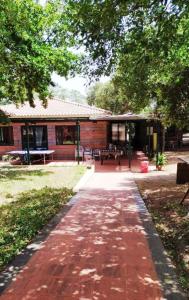 ein Gehweg vor einem Gebäude mit einem Picknicktisch in der Unterkunft Nuraghe Ruiu Piazzole campeggio Blue Holiday in Norbello