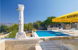 Bazén v ubytování Holiday Home Pucisca 15 nebo v jeho okolí