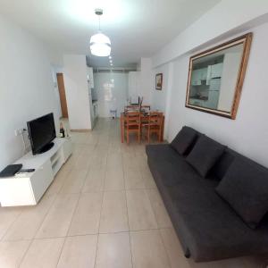 Televízia a/alebo spoločenská miestnosť v ubytovaní Apartamento vacacional Costa del Sol