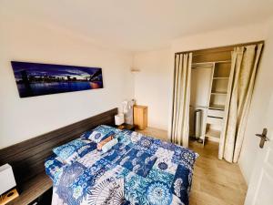 - une chambre avec un lit et un canapé dans l'établissement Spacieux/paisible 5 pièces en plein coeur de Nice, à Nice