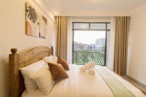 内罗毕Flat in Lavington的一间带大床的卧室，带窗户