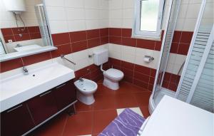 Kúpeľňa v ubytovaní Two-Bedroom Holiday Home In Krusevo