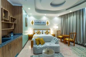 ジッダにあるBlue star hotelのベッドとテーブルと椅子のある寝室 +31枚の写真