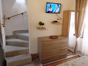 スティンティーノにあるLa Casa Rossaの階段横の壁掛けテレビ