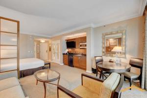 Cucina o angolo cottura di MGM Signature-07-707 Strip View Balcony Studio