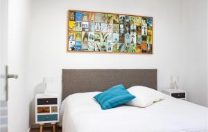 アルネマイデンにある3 Bedroom Amazing Home In Arnemuidenのベッドルーム1室(ベッド1台、上に絵画付) +28枚の写真
