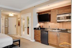 Cucina o angolo cottura di MGM Signature-07-707 Strip View Balcony Studio