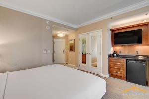 Cucina o angolo cottura di MGM Signature-07-707 Strip View Balcony Studio