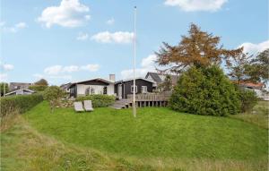 una casa en una colina con un patio verde en 3 Bedroom Gorgeous Home In Assens, en Assens 14 fotos más
