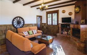 Μια τηλεόραση ή/και κέντρο ψυχαγωγίας στο Cozy Home In Iznájar With Kitchen