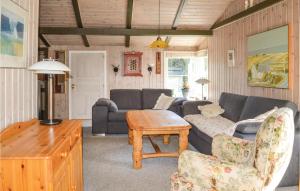 Posezení v ubytování Three-Bedroom Holiday Home In Saby