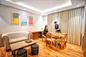 Ruang duduk di The Olive Hotel Srinagar
