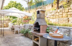 un four extérieur posé sur une table avec un panier dans l'établissement 3 Bedroom Stunning Apartment In Lovran, à Lovran 24 autres photos