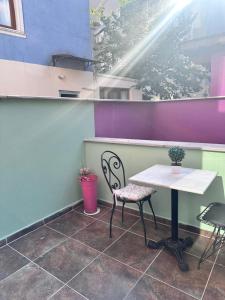 une table et des chaises dans une pièce aux murs violets et violets dans l'établissement Taksim Castle Suites, à Istanbul