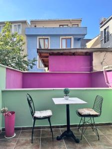 une table et deux chaises assises sur une terrasse dans l'établissement Taksim Castle Suites, à Istanbul
