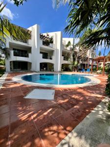 une piscine devant un bâtiment dans l'établissement studio au coeur de la marina, à Puerto Aventuras