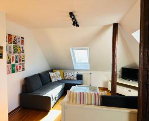 a living room with a couch and a tv at Apartments Braunschweig - Charlys Home - Küche - Fachwerk - Familie in Braunschweig