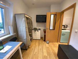 a small apartment with a kitchen and a room at Koblenz - eigenes Bad,Küche - Wifi - Parkplatz - 2 OG in Koblenz