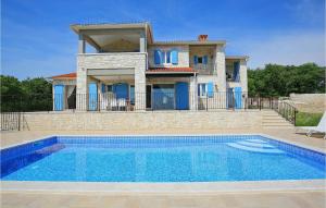 Piscina de la sau aproape de Villa Babudri