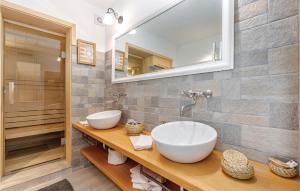 Ένα μπάνιο στο Awesome Home In Grizane With Wifi