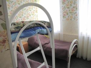 タルーサにあるКомнаты на сутки у Дубровскогоの二段ベッドとベビーベッドが備わる小さな客室です。