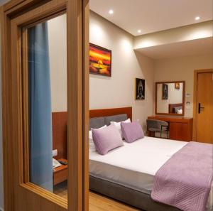 Postel nebo postele na pokoji v ubytování 6 Milje Hotel + 37 fotografií