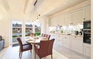 Η κουζίνα ή μικρή κουζίνα στο 3 Bedroom Beautiful Home In Dagebüll