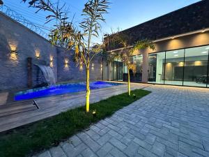 a courtyard of a building with a bench and a fountain at Casa ARUANÃ 6 SUITES in Aruanã