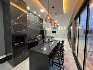 Kuchyň nebo kuchyňský kout v ubytování Casa ARUANÃ 6 SUITES