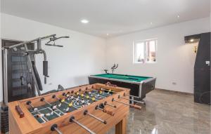 O masă de biliard de la Gorgeous Home In Umcani