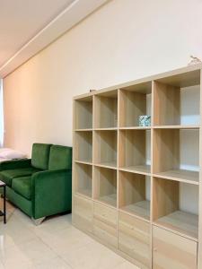 a living room with a green couch and shelves at Studio confortable in Tangier