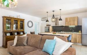 ein Wohnzimmer mit Couch und Küche in der Unterkunft Beach Front Home In Srima in Srima