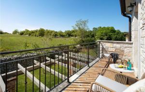 un balcon avec une table et un chien dessus dans l'établissement Villa Adastra, à Sveti Lovreč Pazenatički