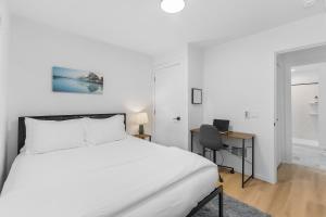 Postel nebo postele na pokoji v ubytování The Cloudbreak Townhome - 88 Walkscore!