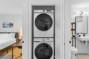 Koupelna v ubytování The Cloudbreak Townhome - 88 Walkscore!