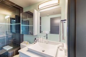 Ένα μπάνιο στο Serene View Lodge at The Raven