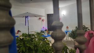a room with a table with an umbrella and chairs at Villa Vistasalentina Piano terra in Torre Colimena